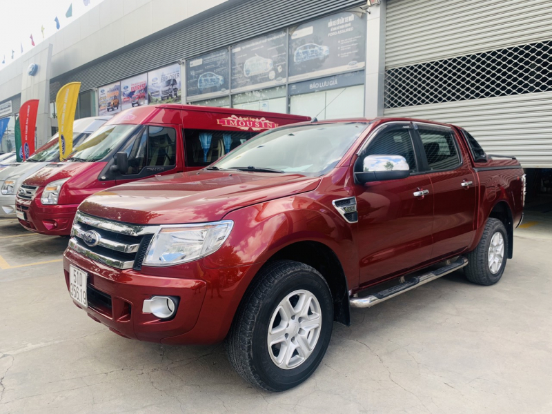 Ford Ranger ​2.2XLT- đời 2013 số sàn 2 cầu, màu đỏ